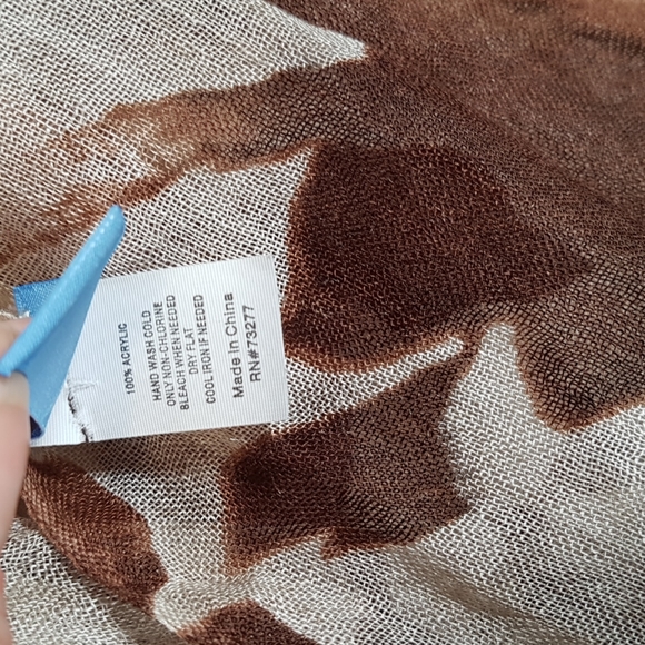 Vera Wang Scarf - Picture 5 of 7